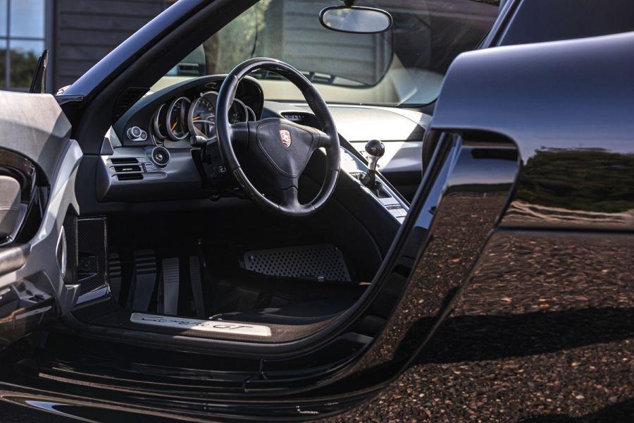 Интерьер Porsche Carrera GT Bassalt Black 2005 года  (фото 22 из 32)